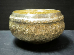 A beautiful antique hand beaten silver plated bowl (W.23 cm. H. 14 cm.)