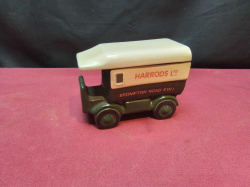 A London Pottery Harrods Van.
W.6 L.12 H.9 Cm.