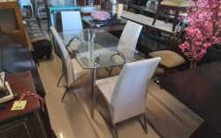 Dining Table with 4 Chairs.
W.80 L.135 Cm.