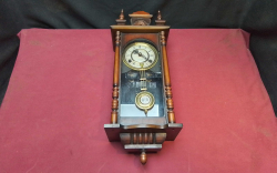 Small 15 Days Chiming Pendelum Clock.