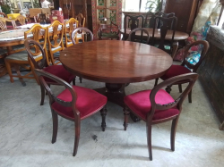 19th Century English C,1840-1860
Mahogany till top Breakfast/Dinner table with bulbous column trifold base
and scrolled feet with original casters
With set of 6 19th Century Balloon back chairs. W. 135 H.73 Cm.