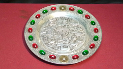 Beautiful Chinese silver plate with a magnificent decoration and ancient mark. W.22 Cm.