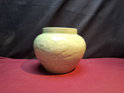 A Thai Celedon small pot. Approx. 20x16 cm