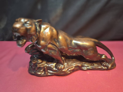 A very nice 32x21 cm porcelain roaring Tiger statue dark bronze colour