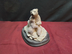 A Model of Polar Bears with Cubs. H.14 L.15 Cm.
