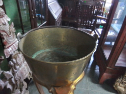 A Brass Jam Pan 19th Century. H.16 W.28 Cm.