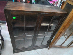 A Walnut Mid Century China Cabinet with key(131) W.84 D.28 H.100 Cm.