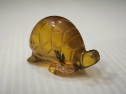 A Zuni fetish turtle figurine from natural amber carving. W.5 H.3 Cm.