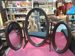A vintage wooden triple mirror, adjustable for dressing table. W.83 H.66 Cm.