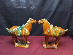 2 Vintage Chinese tang dynasty style horses. W. 9 L.27 H.27 Cm.