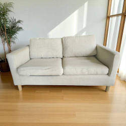 A Nice 2 Seated Cream Sofa with 2 extra cover cushions. L.170 D.80 H.80 Cm.