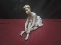 A 1990s retired NAO by LLADRO figurine