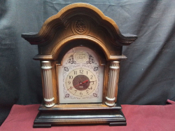 A Large Clock. D.8 W.38 H.46 Cm.