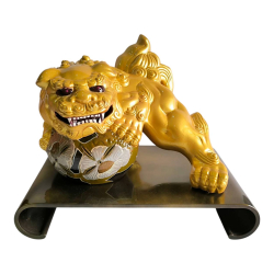  A large gilded ceramic Foo dog statue on wooden stand (H.36 cm W. 45 cm.)