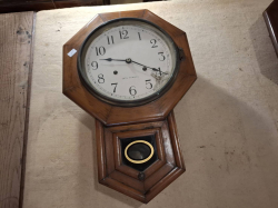 Wall Clock Seth Thomas American style drop dial with key and remdulam. W.38 H.55 Cm.