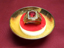 A Lovely Gold Plated Men Ring with small tray.