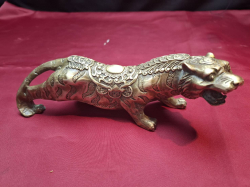 A Vintage brass 25 cm long Tiger figurine Asian decor ornament. Approx.24x4 cm H.9 cm