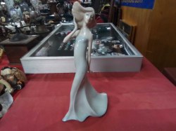 A Large Royal Refections Figure. HN 3027. H.31 Cm.