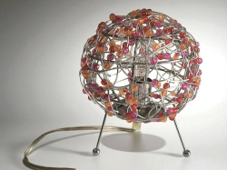 A lovely ball-shaped made of woven alloy and fitted with color beads desk lamp H. 20 cm. W. 13 cm.