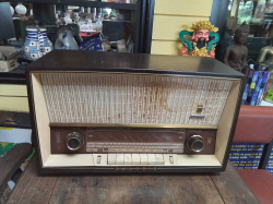 A Nice Old Grundig 2220 Value Balalite Radio Set.