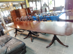 A Solid Mahogany Victorian 3 Pillars Dining Table to seat 10/12 people. W.100 L.353 H.77 Cm.