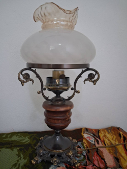 Antique-style oil lamp. It features a glass chimney, a metal frame with ornate detailing and a metal base. W. 24 H.48 Cm.