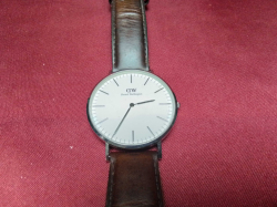 Original Daniel Wellington Men Watch with Black Leather tab.
