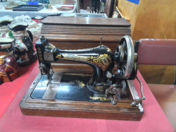 A Singer Sewing Machine in Lovely right Condition.