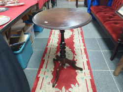 A original Victorian Walnut Circa 1870 wine table with cabrio legs and thumbnail Edge top decoration. W.51 H.75 Cm.