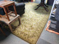 A large beautiful old vintage rug. Sold as seen. 200x296 Cm.