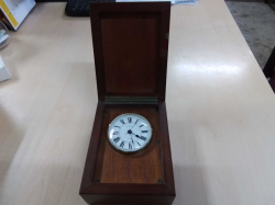 Hamilton Quartz a brass frame and a face with Roman numerals Clock W.7 Cm.