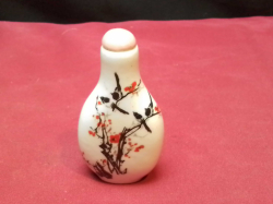 Hand painted Chinese porcelain bottle with antique mark. H.7 Cm.