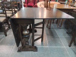 Oak Drop Leaf Table on Bulbous legs. L.149 W.92 H.75 Cm.
