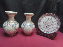 a lovely pair of Chinese reticulated vases with a four character mark to base And a matching plate on a stand. H.19 Cm.