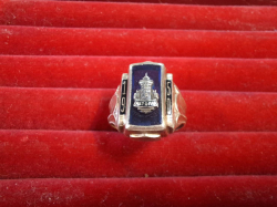 A vintage 1950 onyx and hallmarked 10 carat gold American Astoria College ring (weighs 9.3 grammes)