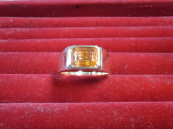 A hallmarked 18 carat gold and citrine ring (weighs 6.3 grammes) 