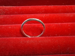 A hallmarked 18 carat white gold wedding band ring (weighs 1.4 grammes)