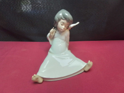 A large vintage LLADRO sitting 'cherub wondering' in perfect condition 6 inches high