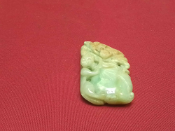 A carved green jade piece 5cm long 