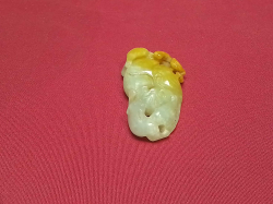 A carved green jade piece 5cm long 