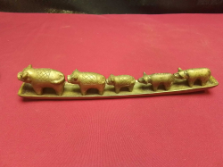 A vintage set of Golden Triangle 5 pigs  trade weights, weighing 30gm, 30gm, 40gm, 44gm, 72gm and the elephant stamped base 154gm.