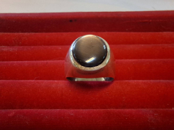 A hallmarked 14 carat gold cabochon set black star sapphire ring (weighs 10.7 grammes)