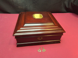 Bombay watch box with 2 small key W.20 H.9 Cm.