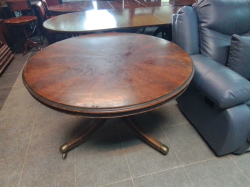 A Round Mahogany Victorian Dining Table. W.120 H.73 Cm,