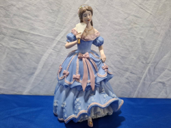 A Very pretty Wedgwood figurine in blue & pink 