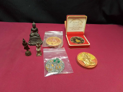 An assorted Buddhas and amulets 