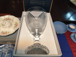 A very good quality beautiful large Irish led Crystal horse racing/golf trophy vase in original box, A Beautiful Irish design decorative item!