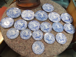 An original set of 18 piece old blue stamp mask Spode Italian dinner set some slightly a/f
Still can be used. Large W.22 Cm.