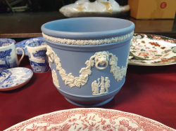A beautiful Wedgwood jasperware jardinière in good condition. W.13 H.11 Cm.