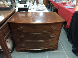 A beautiful English Georgian style  bowfront chest of drawers with cross banded top standing on Ogee  bracket feet
and readed corners decoration
Made in London with makers label in side the front drawer with original handles. W.92 D.56 H.74 Cm. 